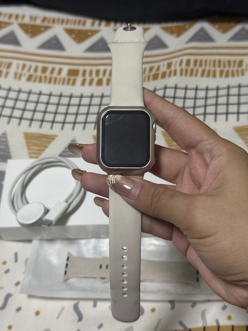 Apple Watch SE 3 GPS 40mm (Category: Wearables & Smart Watches) located in Las Pinas. Submitted by norlsss (Listing ID 1467942053, Image 2). Description: Apple Watch SE 3 GPS Starlight, 40mm Comes with original charger, box and extra strap (bought online) Still under warranty until April 10, 2027 Honest issue: may gasgas sa screen (upper left) but can still function well..