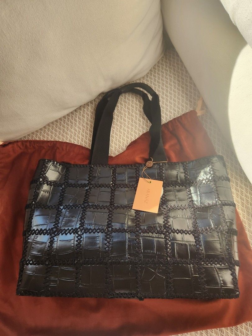 ARANÁZ Black Croc-Effect Tote Bag (Category: Tote Bags) located in Makati City. Submitted by mikamix (Listing ID 1468058859, Image 2). Description: - Brand: ARANÁZ - Style: Black tote bag with chic croc-effect pattern and stitched grid details - Straps: Double black shoulder straps - Interior: Clean white fabric lining with a convenient slip pocket and branded tag - Hardware: Elegant gold-tone hardware and logo plaque - Inclusions: Comes with ori