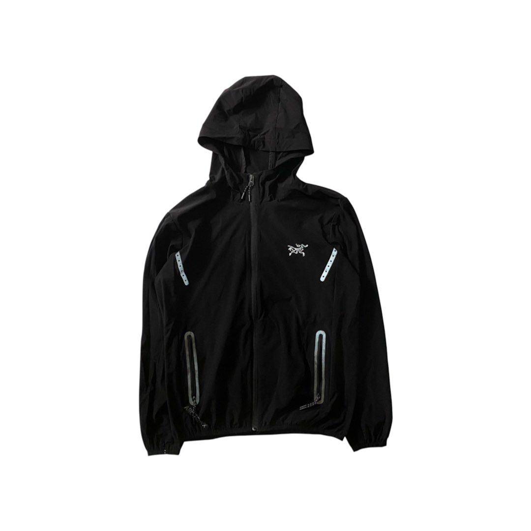 Arc’teryx Outdoor Workout Jacket (Category: Coats, Jackets and Outerwear) located in Manila. Submitted by finofindthisart (Listing ID 1467955183, Image 1). Description: Length 25 Width 21 Measured it by inches Issue: N/A This is a pre-loved/thrifted items and may show minor signs of issue due to its vintage nature. Kindly manage expectations. No refunds or exchanges will be accepted. 📍Pasay City DM for inquiries..