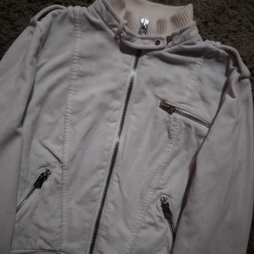 Armani Exchange Jacket (Category: Coats, Jackets and Outerwear) located in Baguio. Submitted by nnthnnth (Listing ID 1468056082, Image 3). Description: 18" x 22".