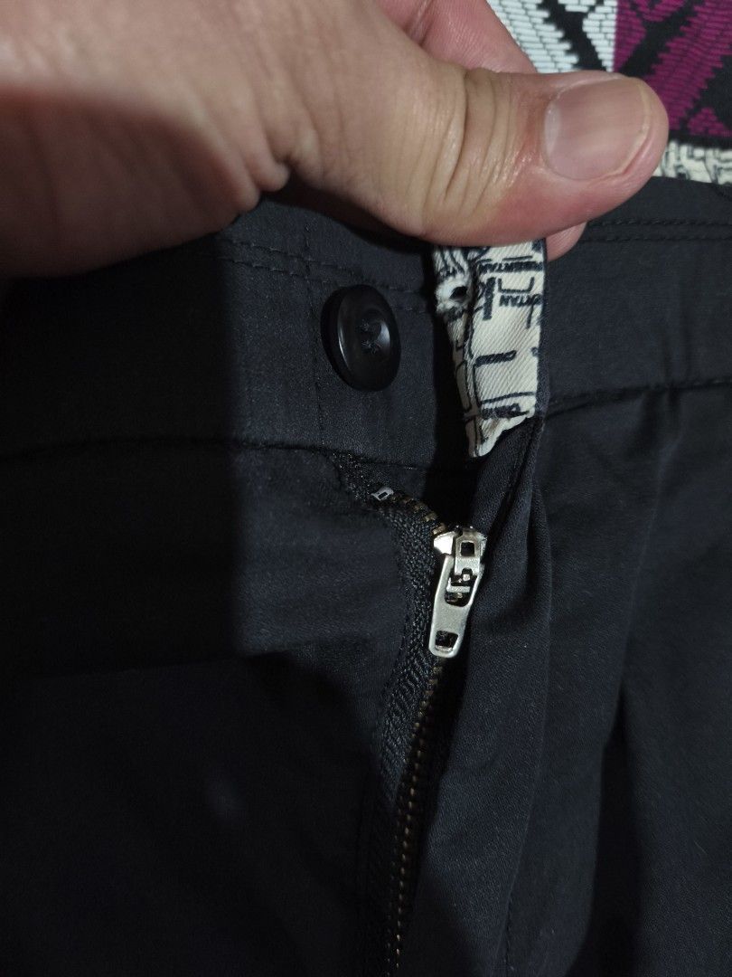 Aros Eeffort Black Casual Shorts (Category: Shorts) located in Pasig City. Submitted by althentic.ph (Listing ID 1467854008, Image 3). Description: SUPER SALE 👇👇👇 120 + JNT SF *AROS Walk Shorts Folded yung leg opening Black Size Medium Actual Measurements: Waist - 32" - 34" Length - 20.5" Hem - 9.5" Very Good Thrifted Condition 9/10 Scratch, last photo ✔Tags are available upon request, can be sent thru PM ✔fix price ✔payment first policy thru 