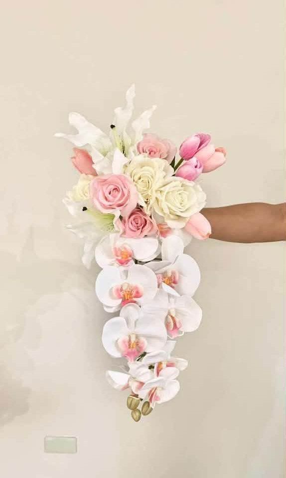 Artificial/Faux Bridal Boquet (Category: Flowers & Bouquets) located in Quezon City. Submitted by abcdelijah (Listing ID 1467905299, Image 1). Description: Original Price 5,500 Selling for 2,000 FIX PRICE Used in civil wedding Issue: missing ribbon in handle.