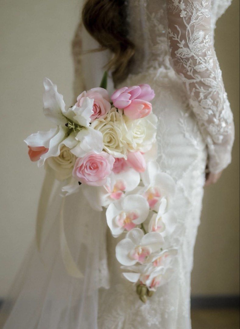 Artificial/Faux Bridal Boquet (Category: Flowers & Bouquets) located in Quezon City. Submitted by abcdelijah (Listing ID 1467905299, Image 3). Description: Original Price 5,500 Selling for 2,000 FIX PRICE Used in civil wedding Issue: missing ribbon in handle.
