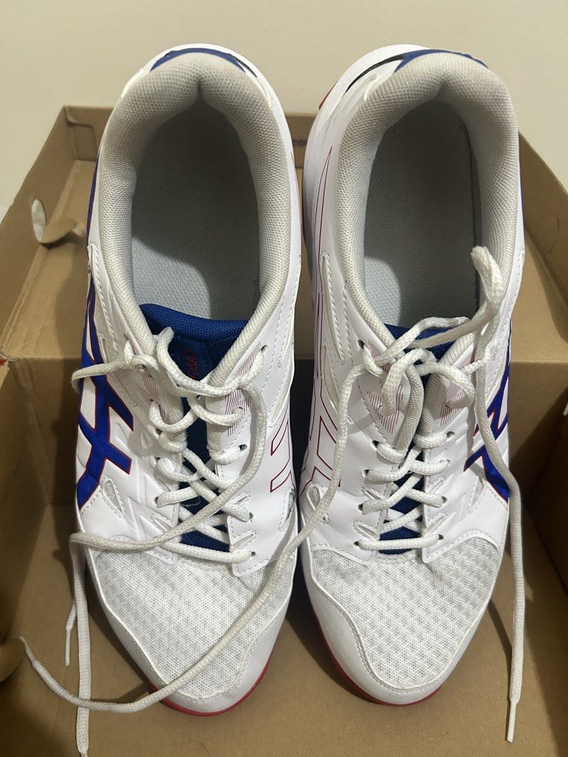 Asics Gel Rocket 11 Badminton Shoes (Category: Sneakers) located in Quezon City. Submitted by she-ann (Listing ID 1468006703, Image 2). Description: Authentic Asics Gel Rocket 11 for Men Badminton shoes Size 29cm With box White and Blue Used but not abused Used sa court lang RFS: Upgraded shoes.