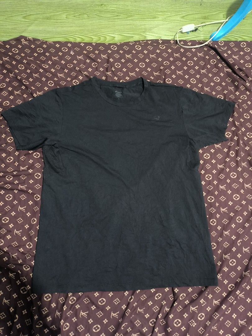 Asics Performance Dri-Fit Shirt (Category: Activewear) located in Manila. Submitted by _hayashiguntaru (Listing ID 1468055240, Image 2). Description: Excellent Condition Issue: Sign of usage Size: Medium to Large Dimes: 21x27.5.
