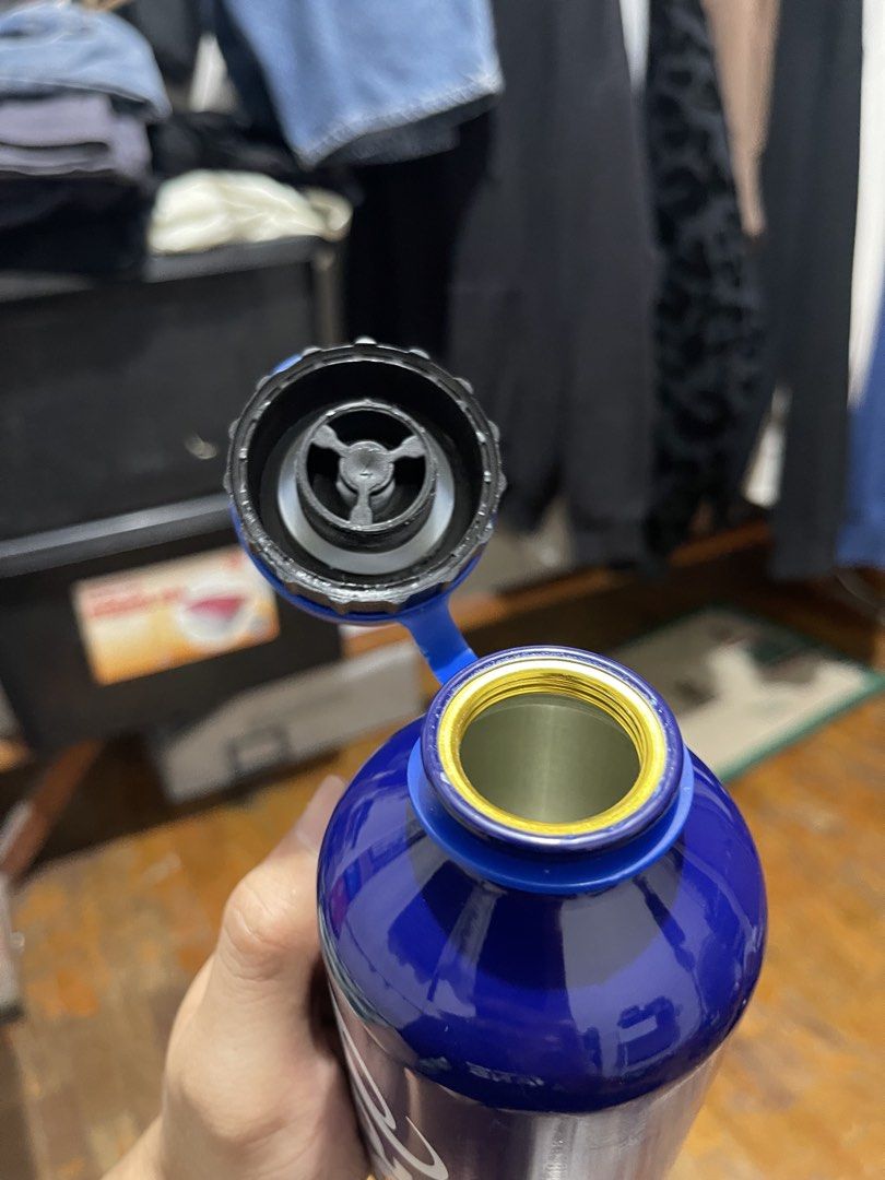Asics Sports Bottle 500ml (Category: Water Bottles & Tumblers) located in Pila. Submitted by forty10finds (Listing ID 1467998827, Image 3). Description: .