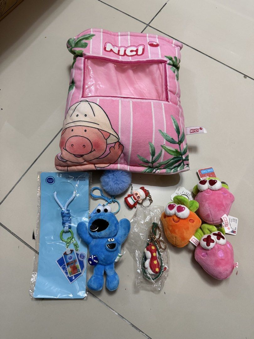Assorted keychain (Category: Other Accessories) located in Petaling Jaya. Submitted by bundle_mximxi (Listing ID 1467957979, Image 1). Description: Assorted keychains -New.