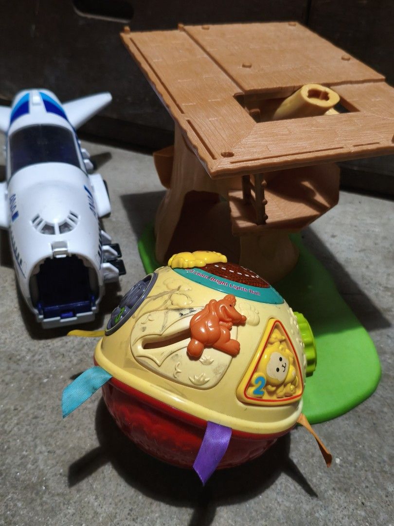 Assorted toys (Category: Kids Toys) located in Las Pinas. Submitted by dnbrbnt (Listing ID 1467841414, Image 1). Description: 100 for take all flaws as shown in the pictures loc. las piñas.