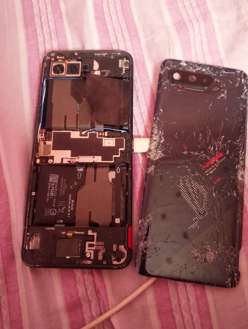 Asus Rog 5 defective lcd and back case (Category: Asus) located in Manila. Submitted by monde19 (Listing ID 1467863271, Image 1). Description: Sale Asus Rog 5 defective issue Lcd And back case bukod dyan all goods na 1500 fix pm me.