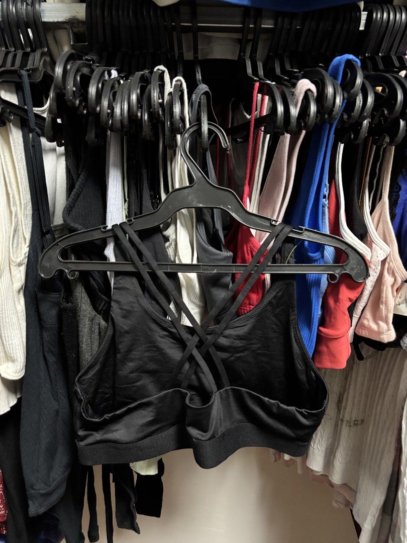 ATHLETIC work sleeveless (Category: Sleeveless) located in Pila. Submitted by isabelasthriftclothes (Listing ID 1467964227, Image 2). Description: .