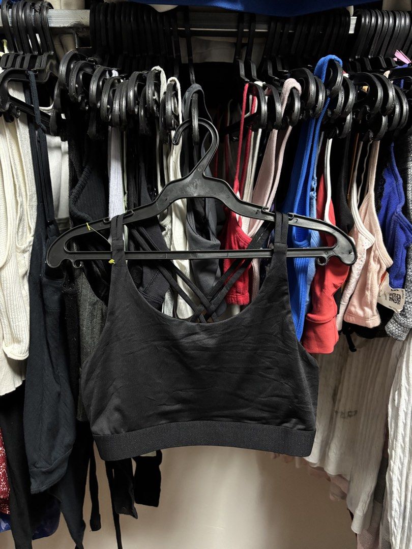 ATHLETIC work sleeveless (Category: Sleeveless) located in Pila. Submitted by isabelasthriftclothes (Listing ID 1467964227, Image 1). Description: .