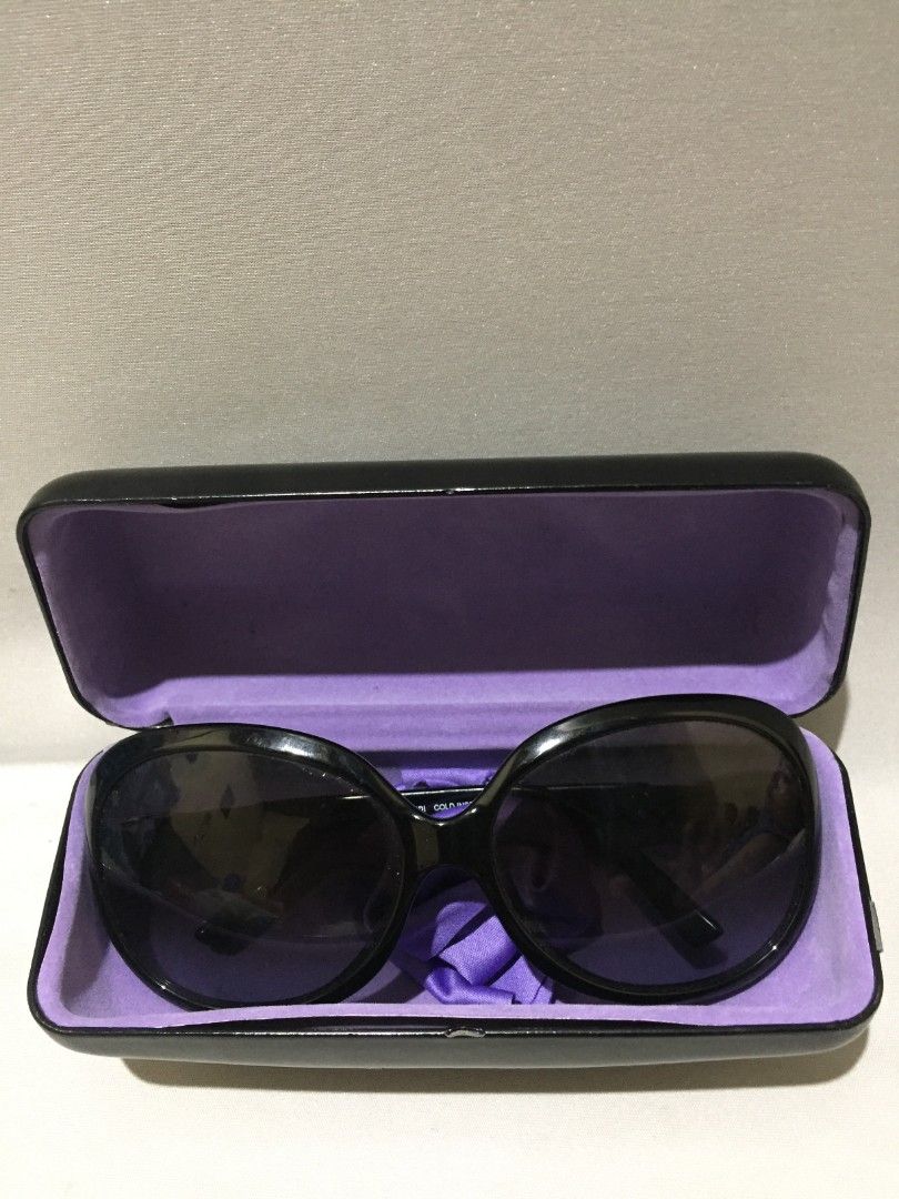 Authentic FENDI Sunglasses (Category: Sunglasses & Eyewear) located in Bulacan. Submitted by assorted.items (Listing ID 1468000472, Image 2). Description: FENDI FS5049K Spy Sunglasses - Authentic / Original - Black Authentic FENDI Sunglasses for Sale 💯 Model: FS5049K 63-16-001 135 Color: Shiny Black / Gradient Grey Lens Made in Italy Condition: 8/10 - Preloved, no major scratches on lens. Leather detail shows sign of usage (see photos). Hinges w