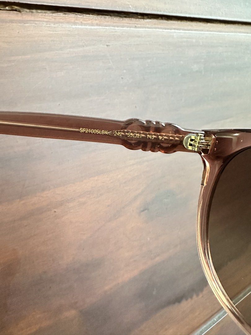 Authentic Ferragamo Sunglasses (Category: Sunglasses & Eyewear) located in Quezon City. Submitted by nej_20 (Listing ID 1467841276, Image 3). Description: Original Sunglasses 💯 Brandnew 💯 Fixed Price ‼️ It comes in a ziplock bag with a leaflet included. What you see is what you get. 📍 Quezon City.