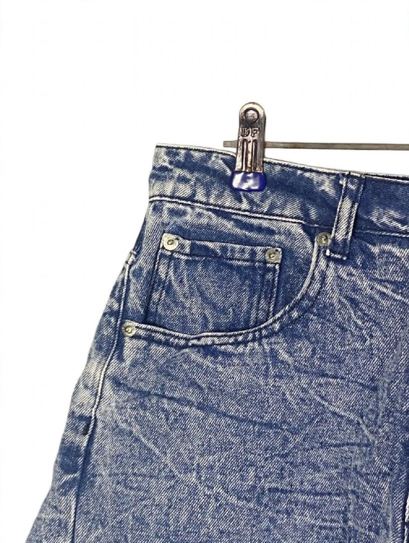 Authentic Forever 21 Women's Denim Short (Category: Shorts) located in Taguig. Submitted by owlthrifty (Listing ID 1467905267, Image 2). Description: Size 27 ( Small - Medium) Good as new ✔️💯 No issue ✔️💯.