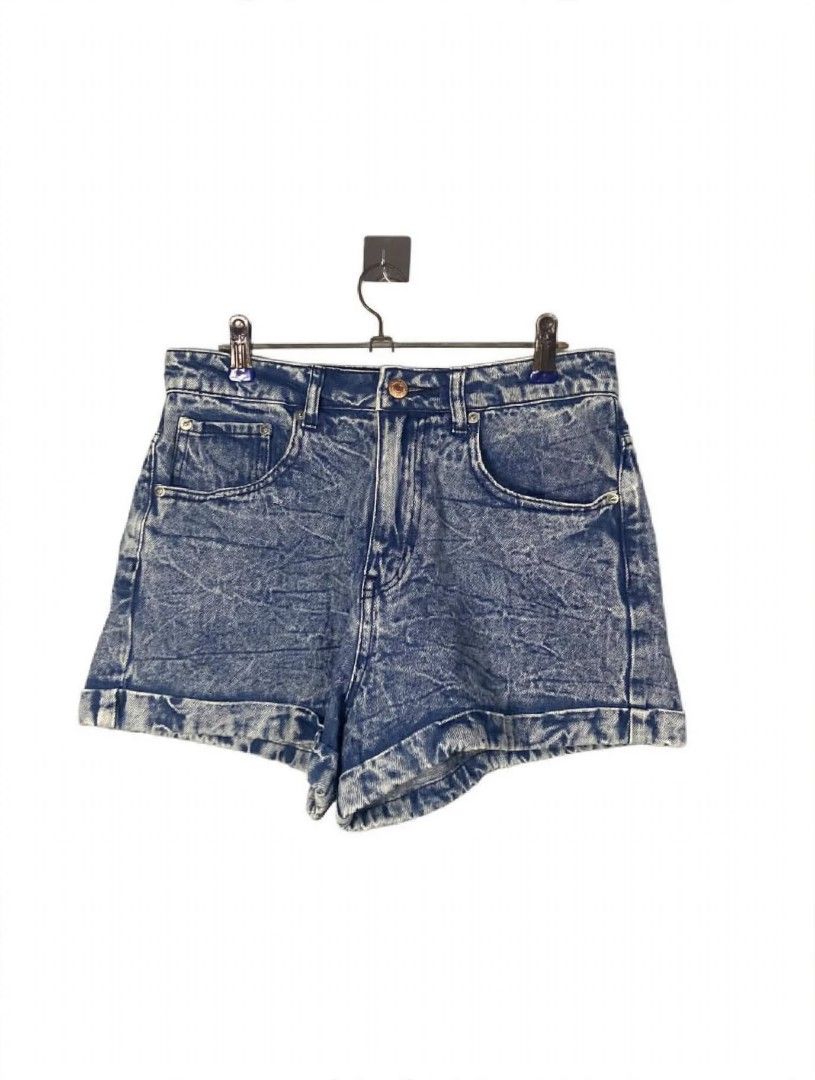 Authentic Forever 21 Women's Denim Short (Category: Shorts) located in Taguig. Submitted by owlthrifty (Listing ID 1467905267, Image 1). Description: Size 27 ( Small - Medium) Good as new ✔️💯 No issue ✔️💯.