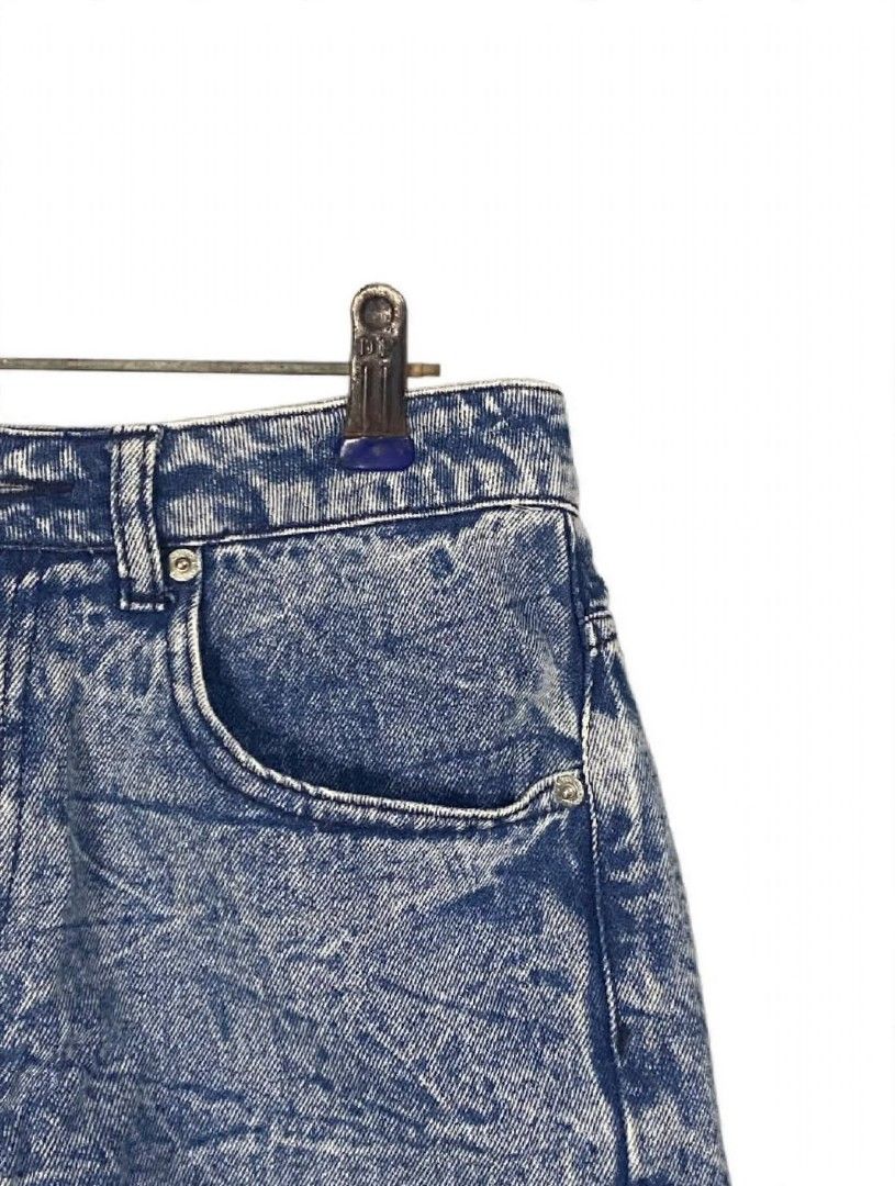 Authentic Forever 21 Women's Denim Short (Category: Shorts) located in Taguig. Submitted by owlthrifty (Listing ID 1467905267, Image 3). Description: Size 27 ( Small - Medium) Good as new ✔️💯 No issue ✔️💯.