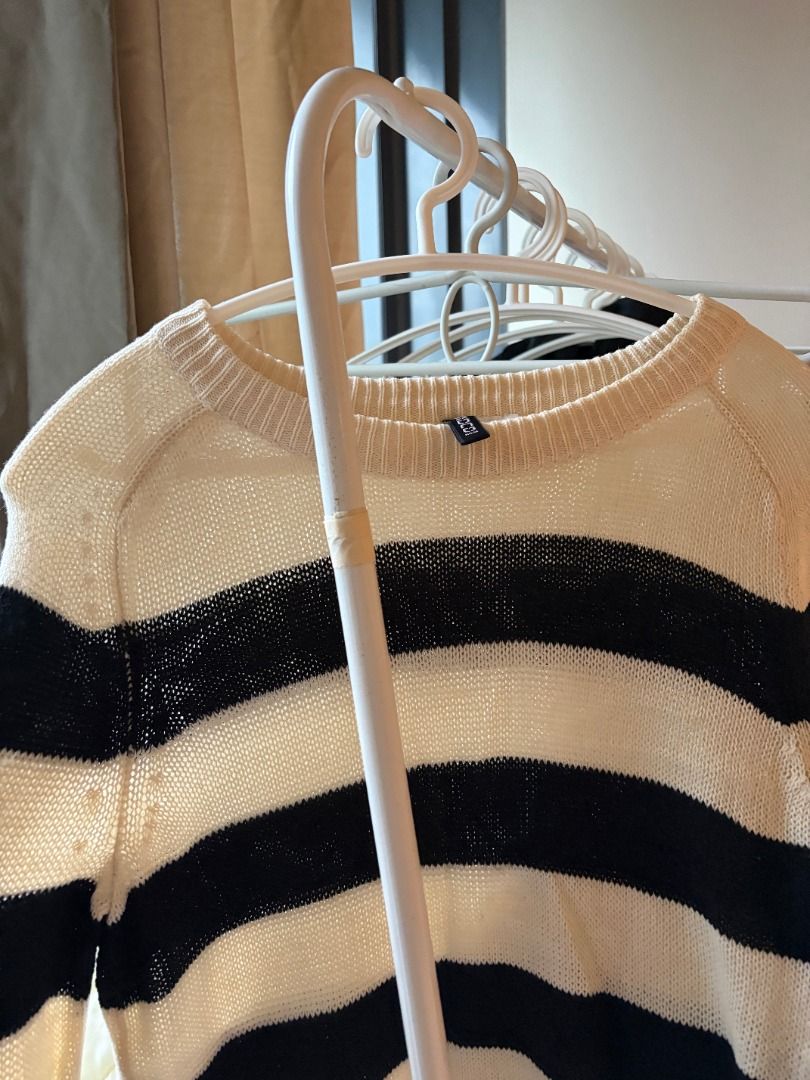 AUTHENTIC H&M Knit Sweater Size XS (Category: Longsleeves) located in Antipolo. Submitted by renz_1 (Listing ID 1467985487, Image 2). Description: - Brand/Line: H&M Divided - Style: Black & white striped lightweight knit sweater - Details: Crew neckline, ribbed trim at collar and hem - Size: XS (fits true to size) - Condition: Minimal wear, excellent overall - Styling: Perfect to pair with denim or skirts.