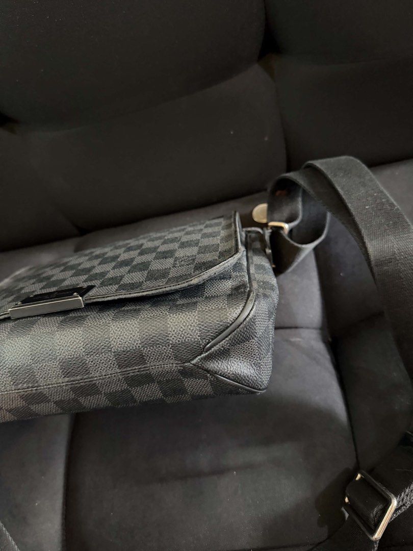 Authentic LV Messenger bag (Category: Luxury Bags & Wallets) located in Quezon City. Submitted by jhaediah (Listing ID 1467872344, Image 2). Description: Authentic Preloved With signs of used.
