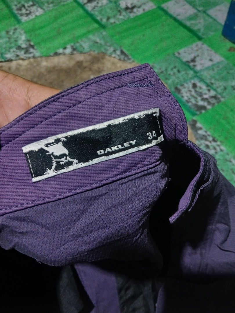 Authentic Oakley hydroflix skull logo short (Category: Shorts) located in San Jose. Submitted by garments17 (Listing ID 1467963326, Image 3). Description: - Brand: Oakley - Color: Dark blue - Condition: Clean, excellent overall - Features: Zippered front leg pockets, standard button closure, belt loops, and subtle logo detail on the back - Material: Lightweight fabric - Ideal for: Outdoor activities or casual daily wear.