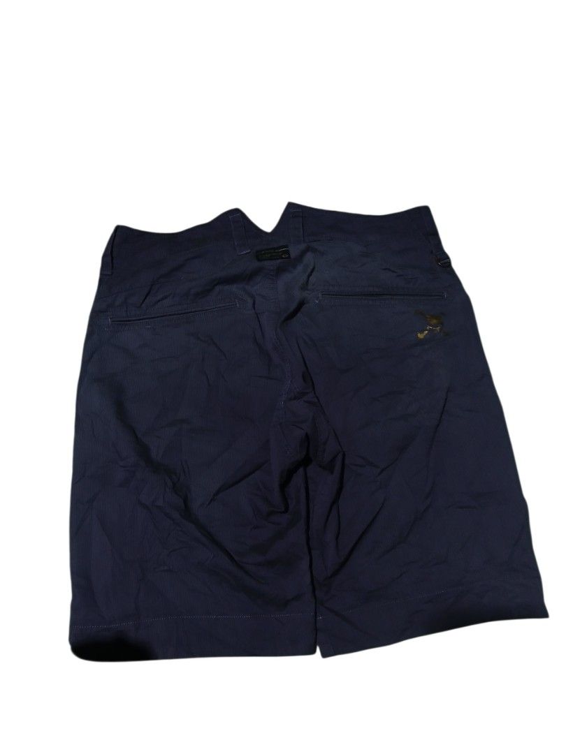 Authentic Oakley hydroflix skull logo short (Category: Shorts) located in San Jose. Submitted by garments17 (Listing ID 1467963326, Image 2). Description: - Brand: Oakley - Color: Dark blue - Condition: Clean, excellent overall - Features: Zippered front leg pockets, standard button closure, belt loops, and subtle logo detail on the back - Material: Lightweight fabric - Ideal for: Outdoor activities or casual daily wear.