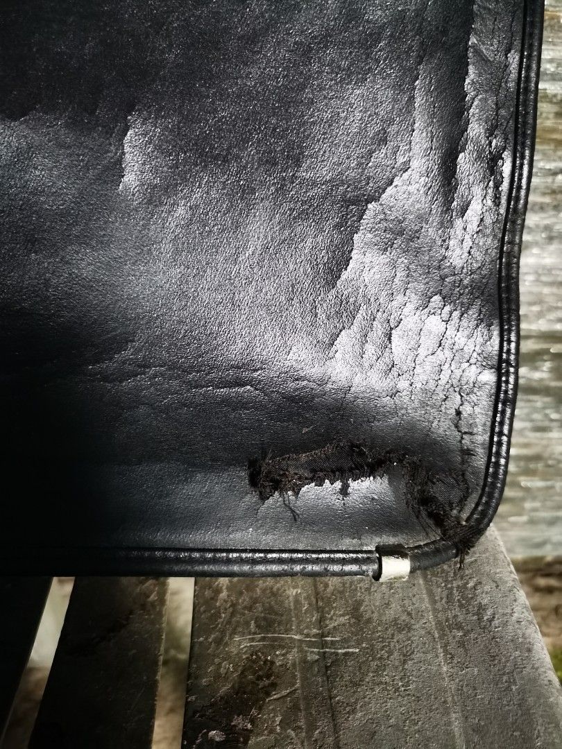 Authentic Samsonite Leather Briefcase (Category: Briefcases) located in Quezon City. Submitted by McGyver23 (Listing ID 1467926479, Image 3). Description: *Original /Authentic Samsonite Leather Briefcase *Lawyer's Briefcase *Vintage style *Needs TLC/Reconditioning *Wear and tear due to age *Shipping or delivery cost at buyer's expense *Shipping through Grab or lalamove *Gcash or Cash payment.
