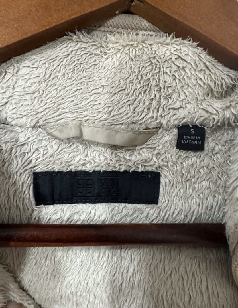 Authentic Uniqlo Fur windbreaker jacket (Category: Coats, Jackets and Outerwear) located in Cavite. Submitted by vellealva (Listing ID 1467867936, Image 2). Description: Authentic uniqlo Size small With hood.