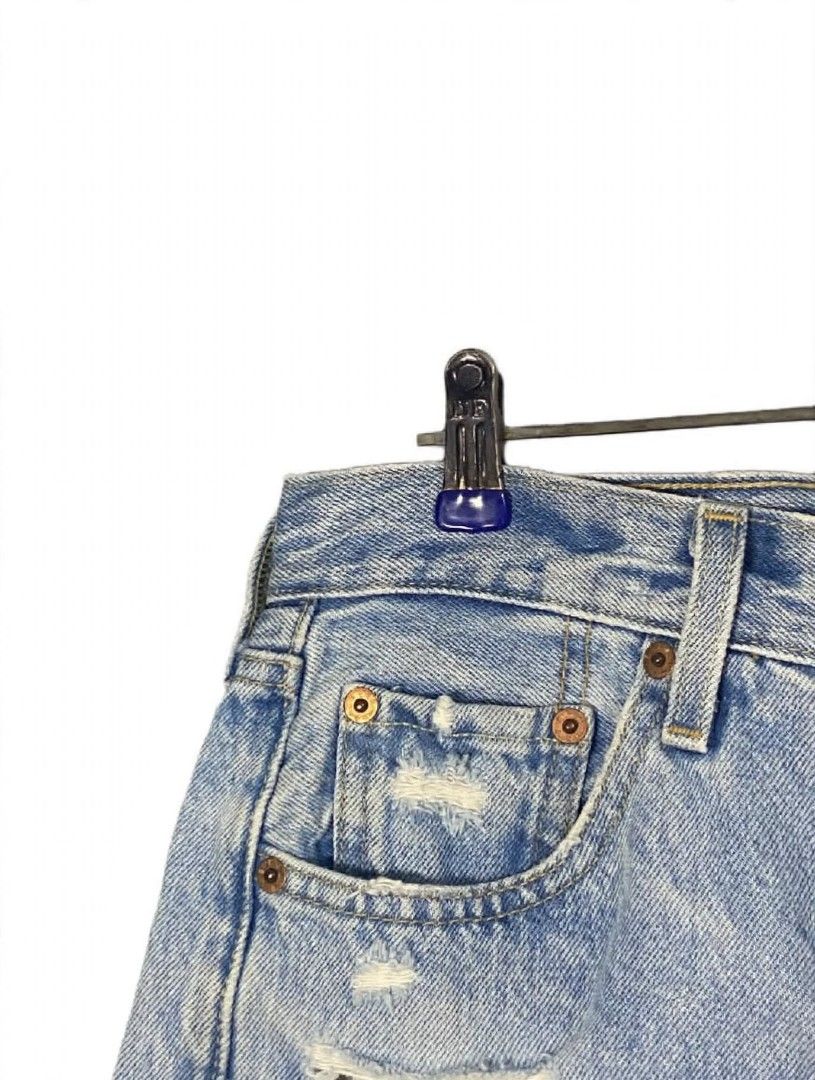 Authentic Women's Levi's Denim Short 501 (Category: Shorts) located in Taguig. Submitted by owlthrifty (Listing ID 1467904272, Image 2). Description: Waistline: 27 - 28 Good as new ✔️💯 No issue ✔️💯.