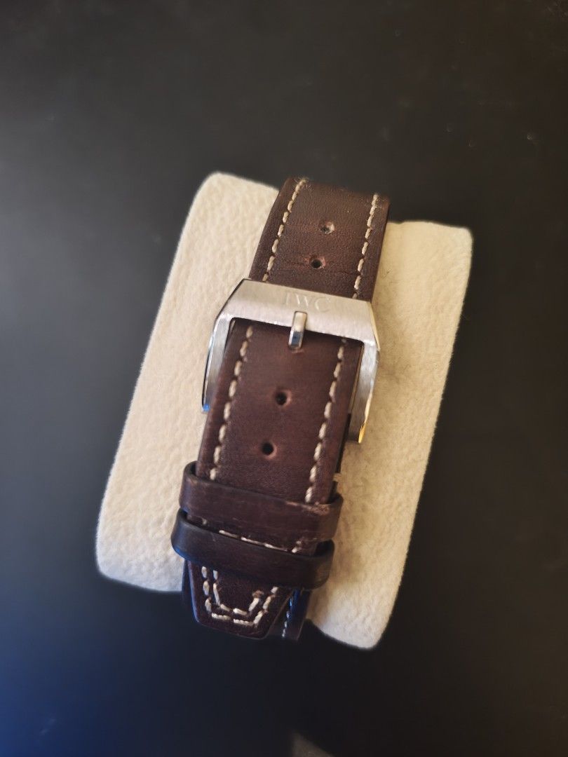 Automatic watch (Category: Men's Watches) located in Singapore. Submitted by scarface_91 (Listing ID 1467910885, Image 2). Description: good quality automatic watch, working well with no issues and no damages. just wear on the leather strap. price states authenticity. letting go at a good deal able to negotiate for quick deal and can deliver for small fee of $10 .