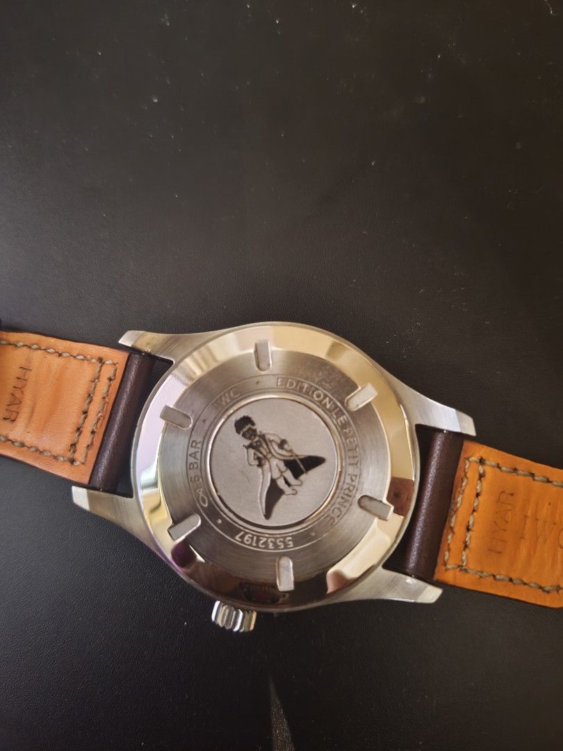 Automatic watch (Category: Men's Watches) located in Singapore. Submitted by scarface_91 (Listing ID 1467910885, Image 4). Description: good quality automatic watch, working well with no issues and no damages. just wear on the leather strap. price states authenticity. letting go at a good deal able to negotiate for quick deal and can deliver for small fee of $10 .