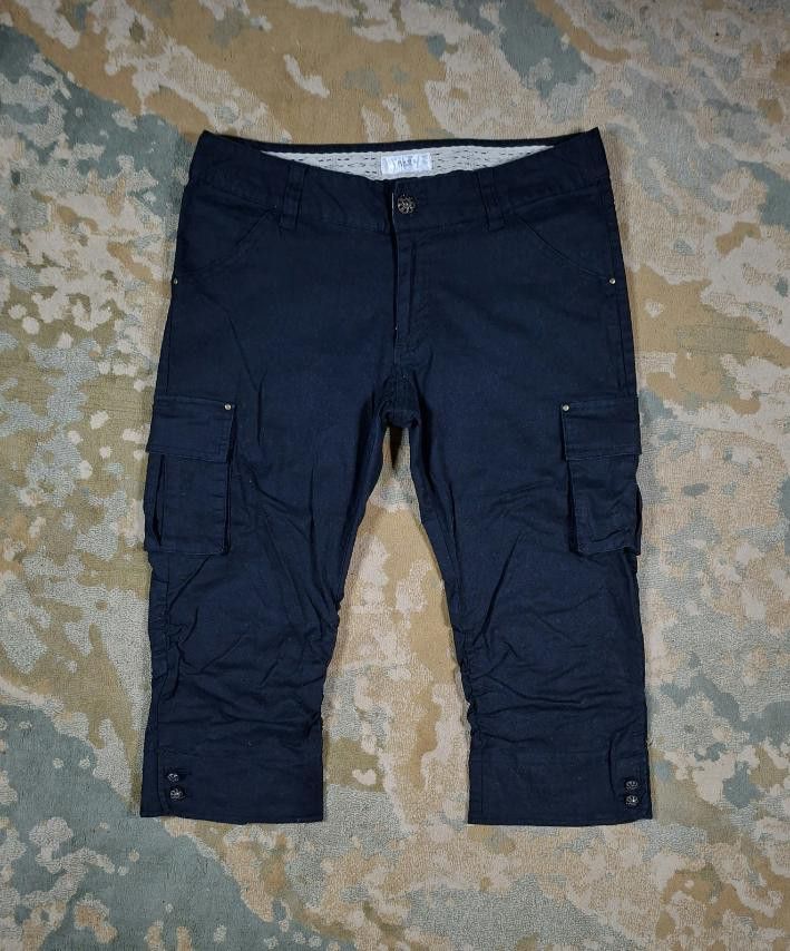 Axes Femme Cargo Capri Pants (Category: Jeans) located in Tagaytay City. Submitted by joyjavier1230 (Listing ID 1467912986, Image 2). Description: Axes Femme Cargo Capri Pants in excellent condition no issues 9.5/10 color rate large on tag waistline:32" length:27" leg opening:7" 280+shipping fee location: Tagaytay shipping via jnt MOP: gcash DM to purchase 📩📩📩.