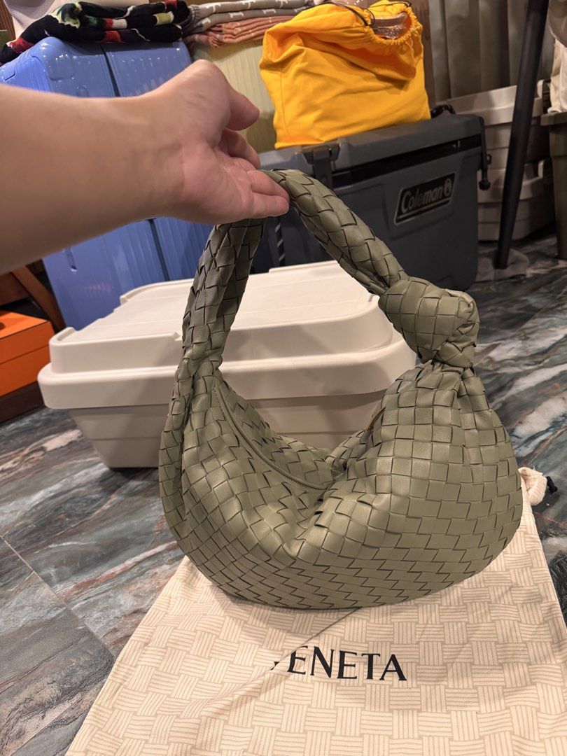 B V JODIE MEDIUM (Category: Shoulder Bags) located in Makati City. Submitted by at68studios (Listing ID 1468030661, Image 2). Description: .