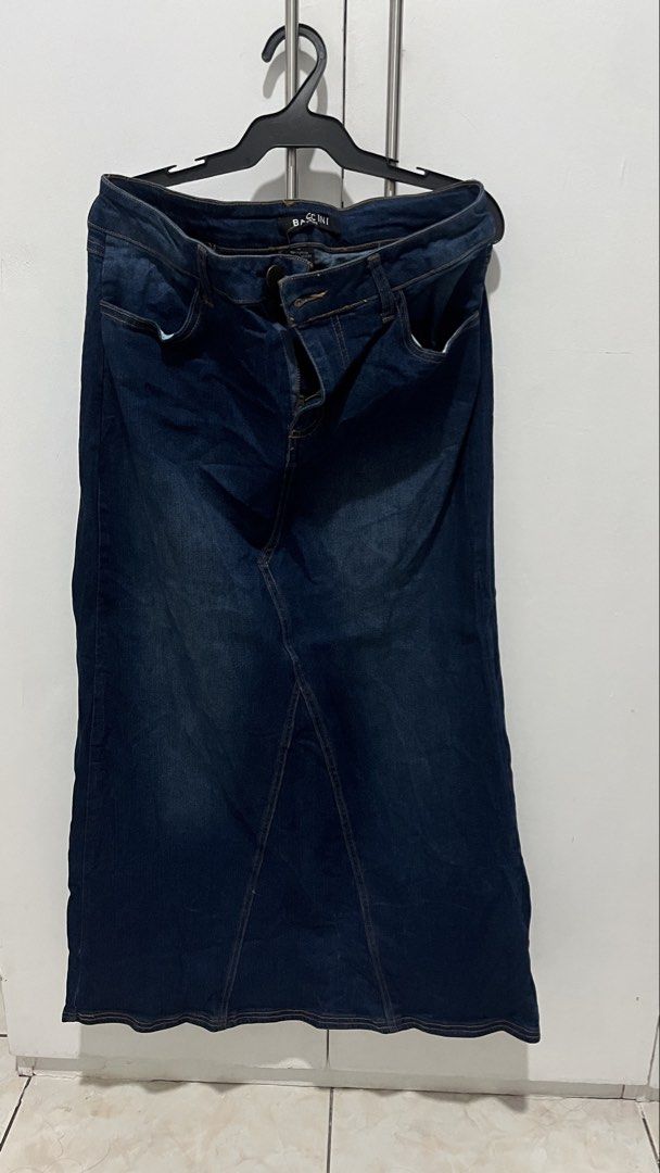 BACCINI Dark Blue Denim Maxi Skirt (Category: Skirts) located in Makati City. Submitted by bsotelo (Listing ID 1468008627, Image 1). Description: - Brand: Baccini - Style: Dark blue denim maxi skirt - straight cut.