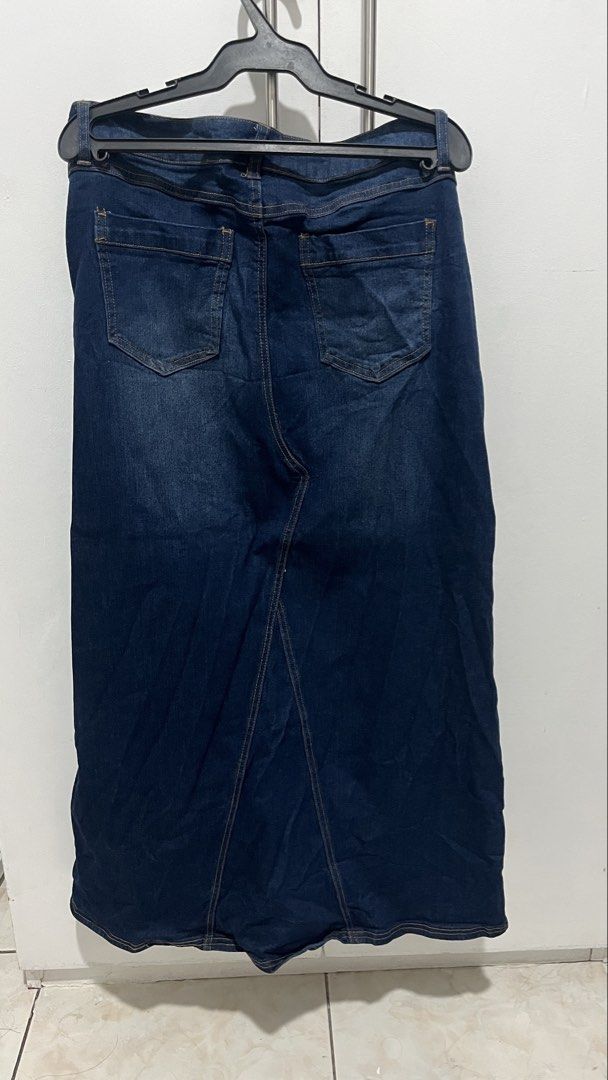 BACCINI Dark Blue Denim Maxi Skirt (Category: Skirts) located in Makati City. Submitted by bsotelo (Listing ID 1468008627, Image 2). Description: - Brand: Baccini - Style: Dark blue denim maxi skirt - straight cut.