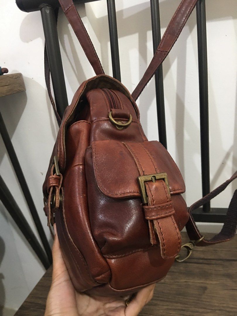 Backpack/Vintage/cowhide leather (Category: Backpacks) located in Morong. Submitted by vastcat.b247ee680 (Listing ID 1467875612, Image 3). Description: Backpack Vintage May natanggal lang na zipper sa interior (see last photo) No major issues Thick leather (cowhide) Small/cute size .