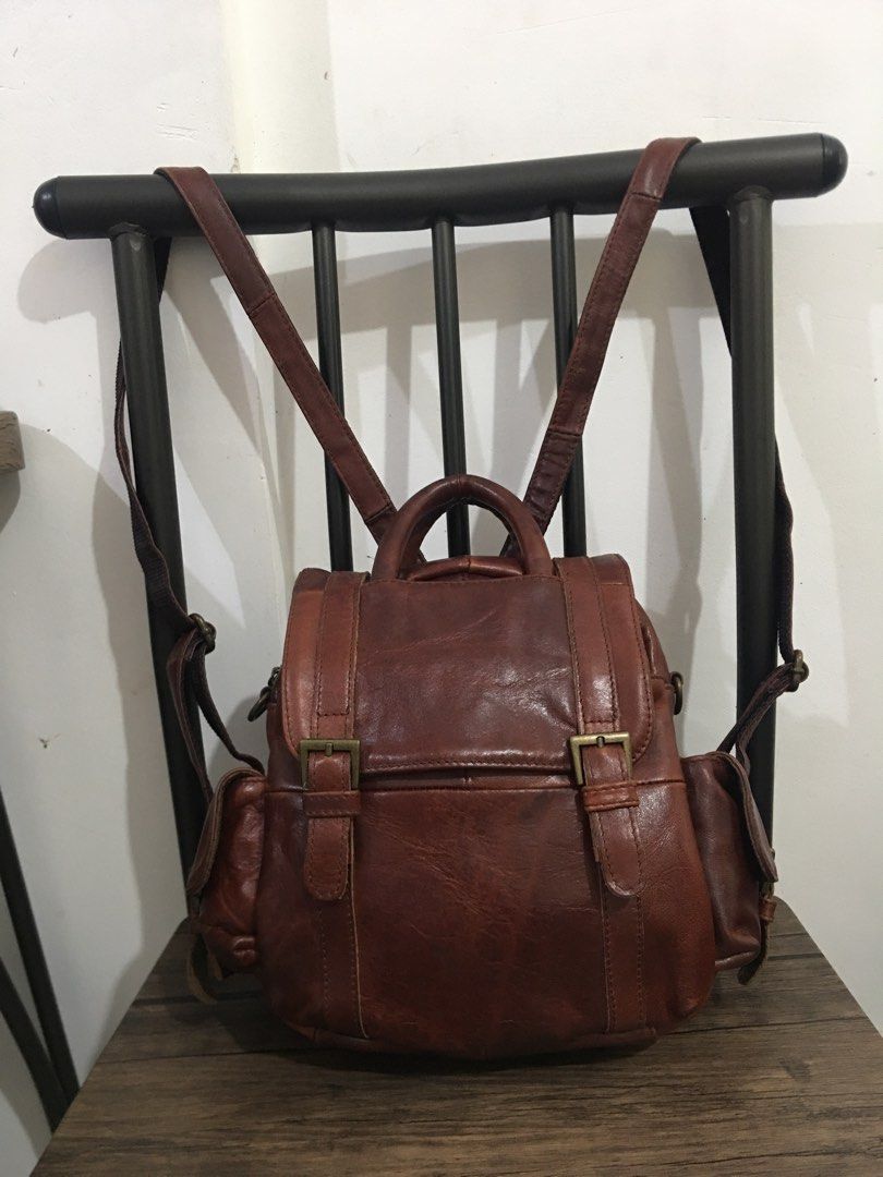 Backpack/Vintage/cowhide leather (Category: Backpacks) located in Morong. Submitted by vastcat.b247ee680 (Listing ID 1467875612, Image 1). Description: Backpack Vintage May natanggal lang na zipper sa interior (see last photo) No major issues Thick leather (cowhide) Small/cute size .