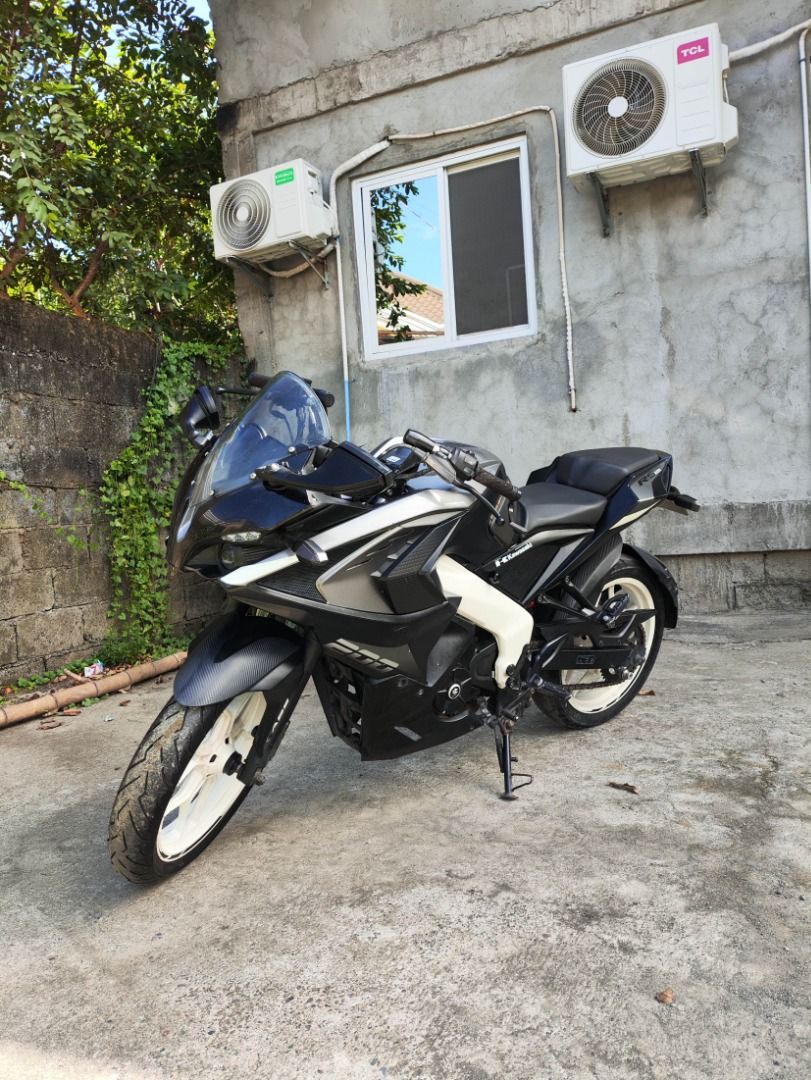 Bajaj Pulsar RS200 Motorcycle (Category: Motorbikes for Sale) located in Cabanatuan. Submitted by emieeeeeeee (Listing ID 1467895092, Image 1). Description: FOR SALE: 2020 Bajaj Pulsar RS200 (Purchased 2021) -------------------------------------- LOCATION: Cabanatuan, Nueva Ecija QUICK SPECS & DETAILS: Year Model: 2020 (Acquired 2021) Odometer: ~35,000 km Fuel Injected / 200cc Engine (Engine in top health, strictly used Shell Advance Long Ride oi