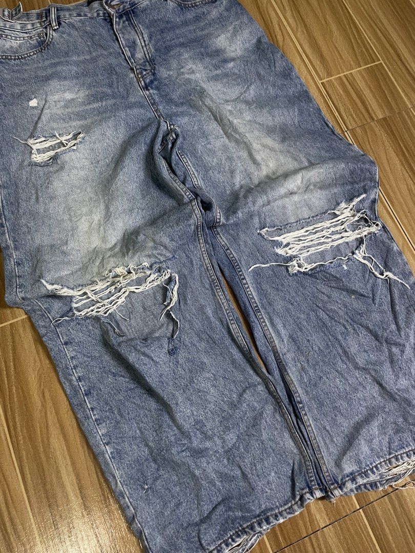 Balenciaga Baggy Pants (Category: Luxury Apparel) located in Naga. Submitted by black-market00 (Listing ID 1468005225, Image 2). Description: Waist 36 38 Length 45 Leg opening 11 Minimal stain .