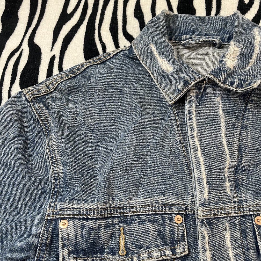 Balenciaga denim jacket (Category: Coats, Jackets and Outerwear) located in Manila. Submitted by royaldripmanila (Listing ID 1467945436, Image 3). Description: No issue W21 L23.5.