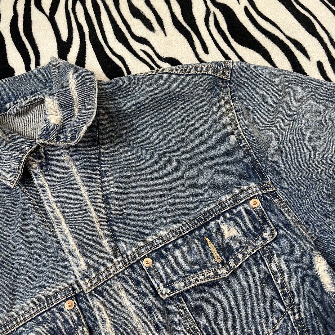 Balenciaga denim jacket (Category: Coats, Jackets and Outerwear) located in Manila. Submitted by royaldripmanila (Listing ID 1467945436, Image 2). Description: No issue W21 L23.5.