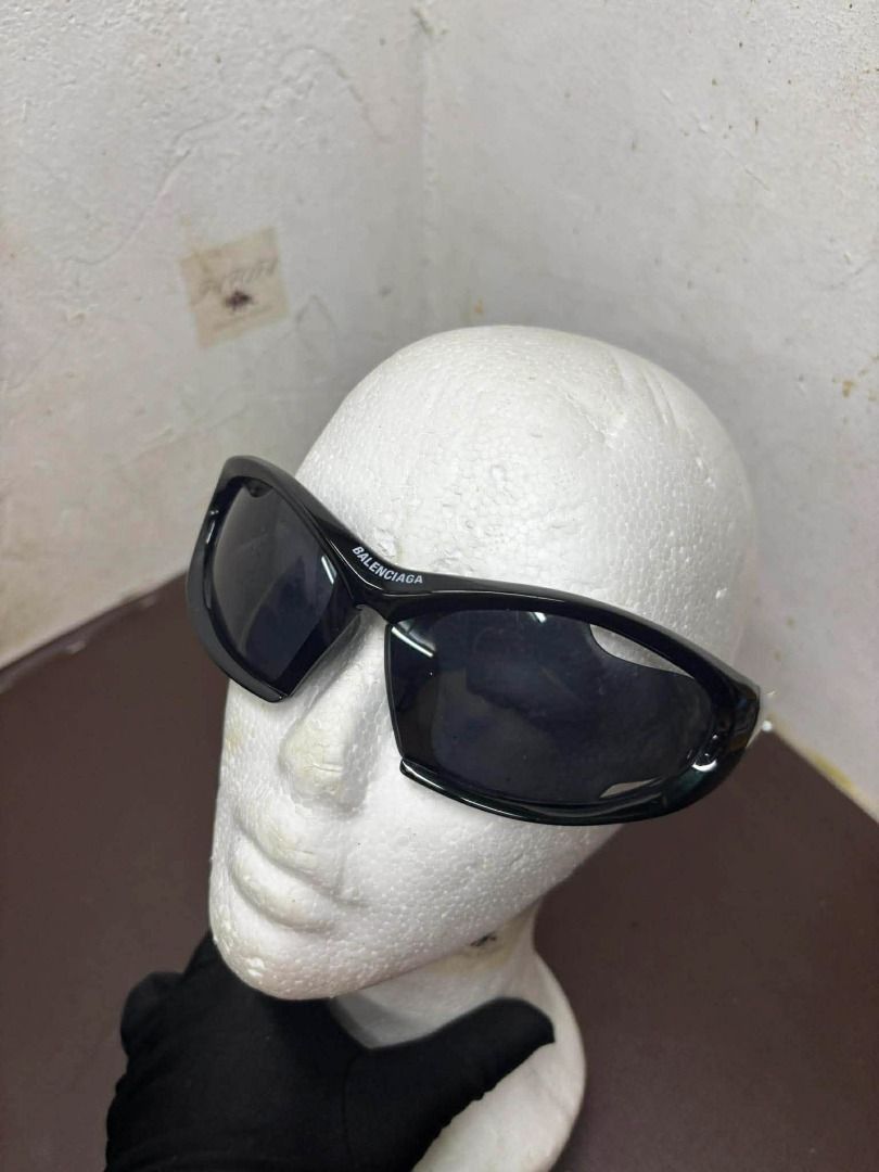 BALENCIAGA Dynamo Wrap Sunglasses BB0318S 001 – Black (Category: Sunglasses & Eyewear) located in Bacoor. Submitted by fafofa (Listing ID 1467916628, Image 2). Description: BALENCIAGA Dynamo Wrap Sunglasses BB0318S 001 – Black.