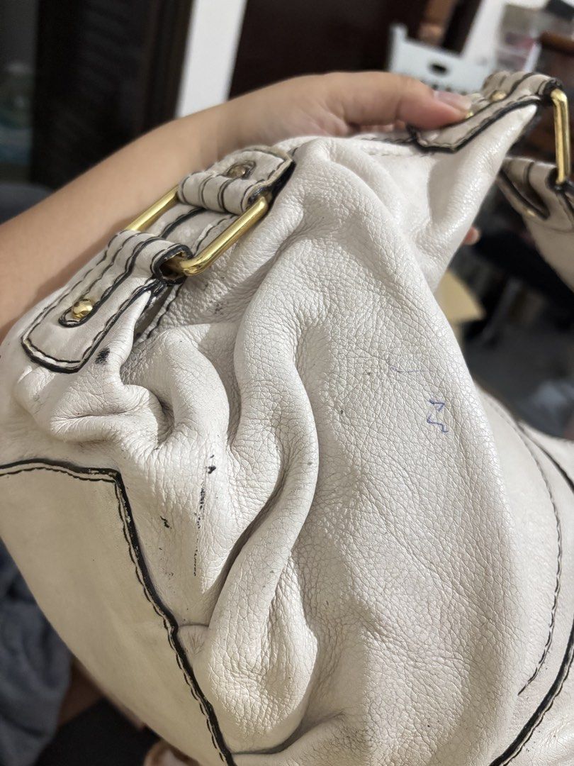 Banana Republic Hobo leather Bag (Category: Shoulder Bags) located in Las Pinas. Submitted by blushbloom_cat (Listing ID 1467963794, Image 2). Description: Banana Republic Hobo leather Orginal (Y2k bag) pwedeng Lalamove/ JNT/ LBC Las Piñas location.