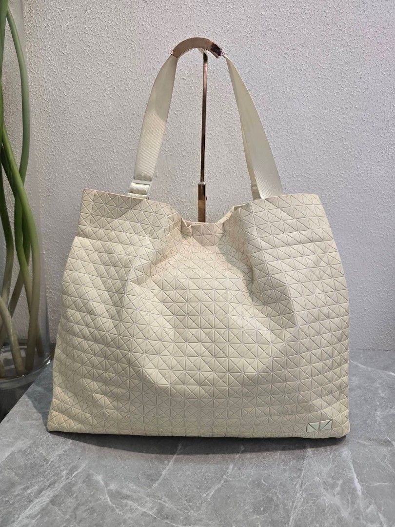 Baobao Issey Miyake Tote Bag Authentic💯💯 (Category: Tote Bags) located in Davao. Submitted by SecondhandItems97 (Listing ID 1467940408, Image 1). Description: Large size Includes generic dustbag.