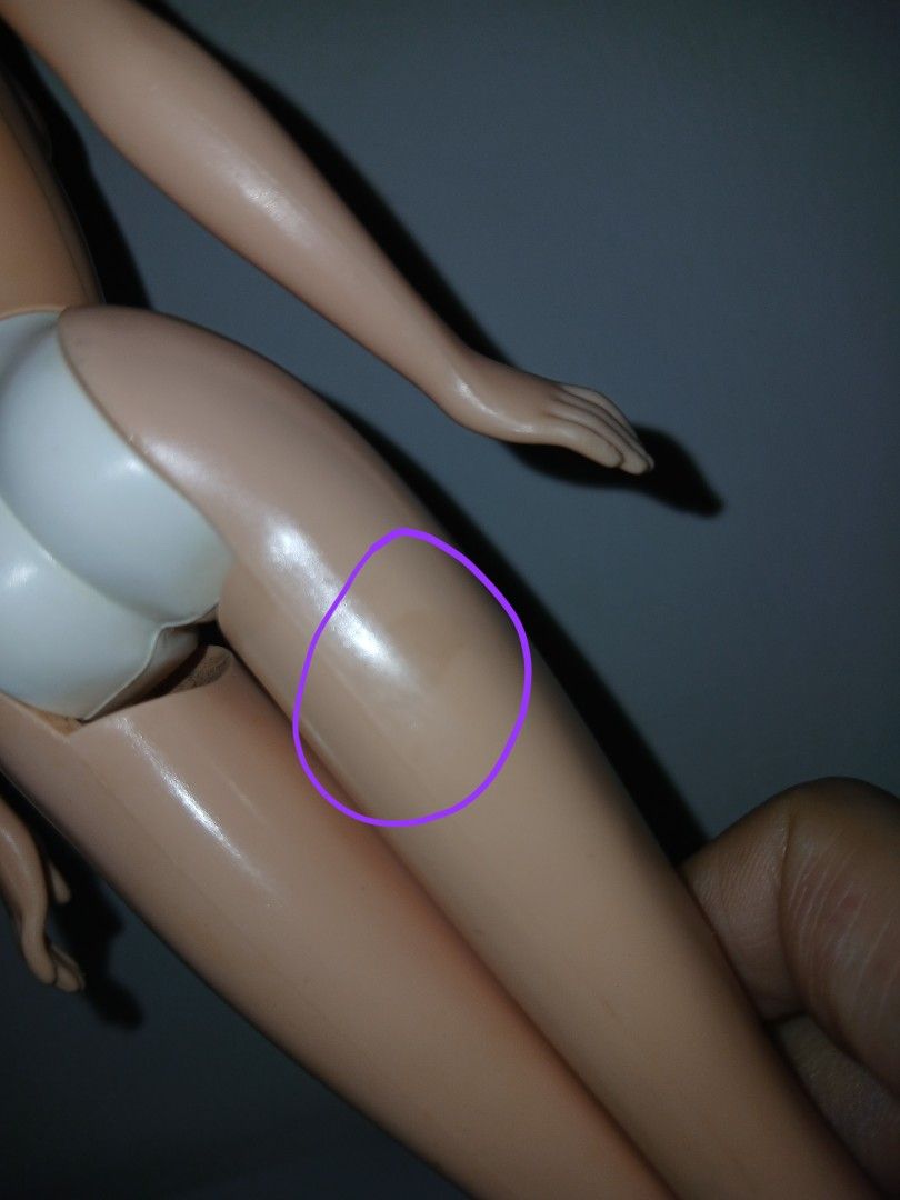 Barbie Body donor 1991 china (Category: Kids Toys) located in Subic. Submitted by frncnjntmr22 (Listing ID 1468050537, Image 3). Description: yellowing neck to chest may stain sa likod ng legs.
