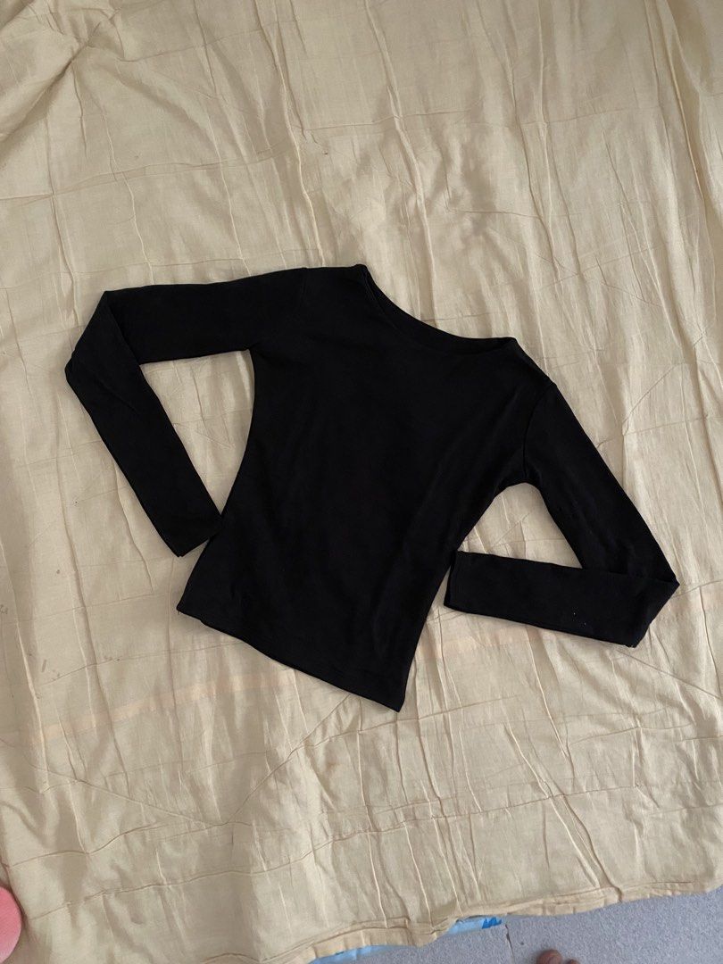 Basic Black Long Sleeve Top (Category: Longsleeves) located in Taguig. Submitted by blckprl_22 (Listing ID 1467856139, Image 1). Description: - Color: Classic Black - Style: Long sleeve top with a comfortable round neckline - Size: Small - Fabric: Soft and stretchy material for all-day comfort - Versatility: Essential wardrobe staple that easily matches any casual outfit - Condition: Clean, well-maintained, and ready to wear Location: Taguig 📍 .