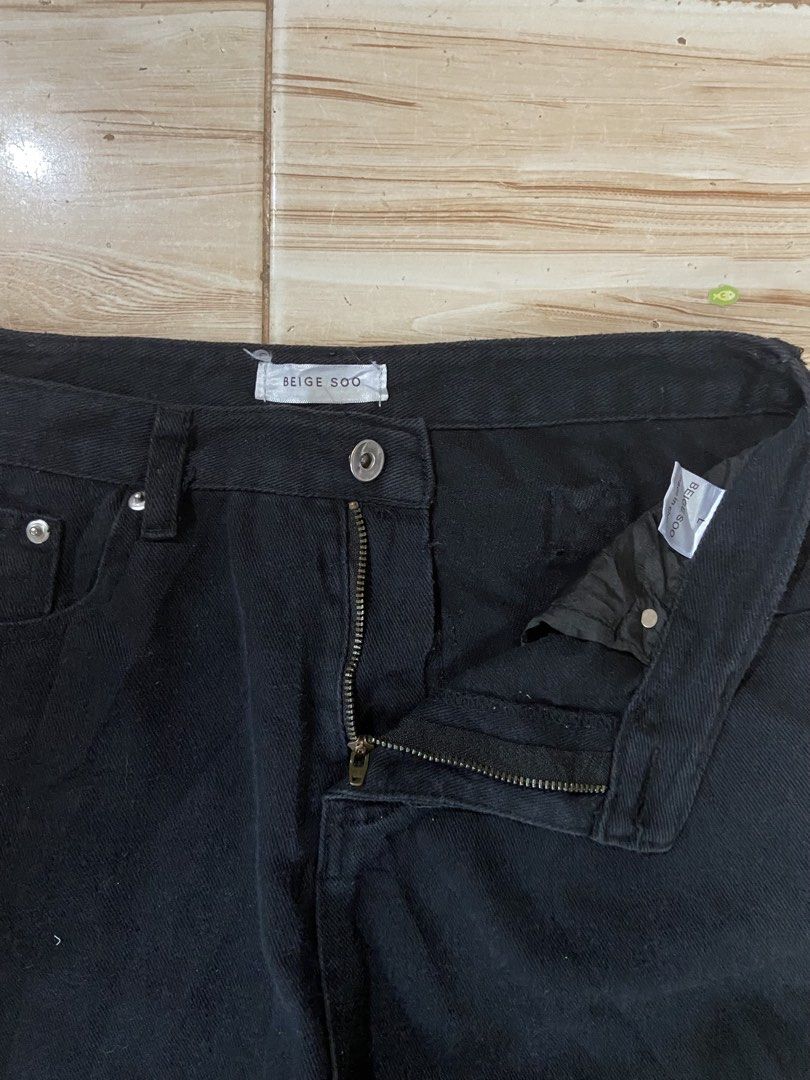 Beige Soo baggy pants (Category: Jeans) located in Cebu City. Submitted by gervsss (Listing ID 1467879982, Image 3). Description: waist 30 length 41 thigh 13 leghole 10.5.
