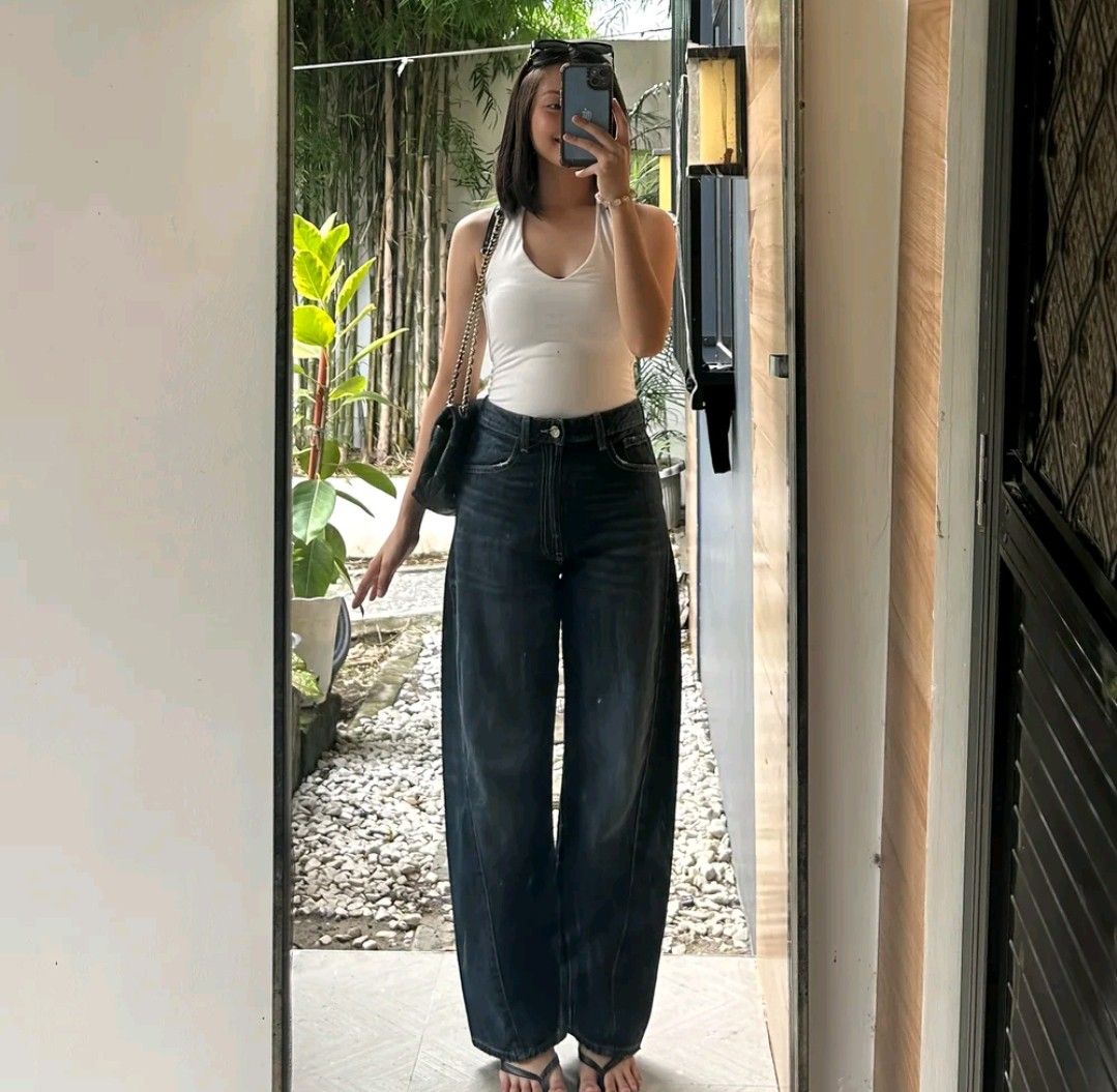 Bershka Barrel Pants size 32 (Category: Jeans) located in Caloocan City. Submitted by mmsbluee (Listing ID 1467980105, Image 1). Description: Bershka Barrel Pants Brandnew! decluttering only ‎Size 32 ‎Length 43 ‎ color may vary due to lighting ‎Loc: QC ‎MOP: Maribank ‎MOD: Lalamove/Pick up/Jnt/Ggx.