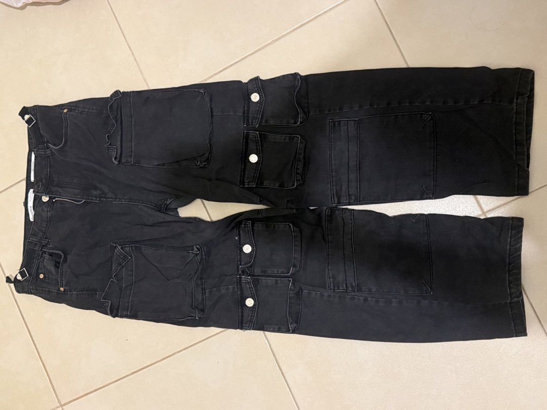 Bershka Multicargo Black Jeans (Category: Jeans) located in Makati City. Submitted by cooldragon_2d8241 (Listing ID 1467993248, Image 1). Description: - Brand: Bershka - Style: Multicargo denim jeans in washed black - Size: EUR 42 / USA 10 / MEX 32 - Fit: Mid-rise with zip fly and button closure - Details: Multiple utility pockets on legs and sides, heavy denim material - Vibe: Perfect for streetwear looks .
