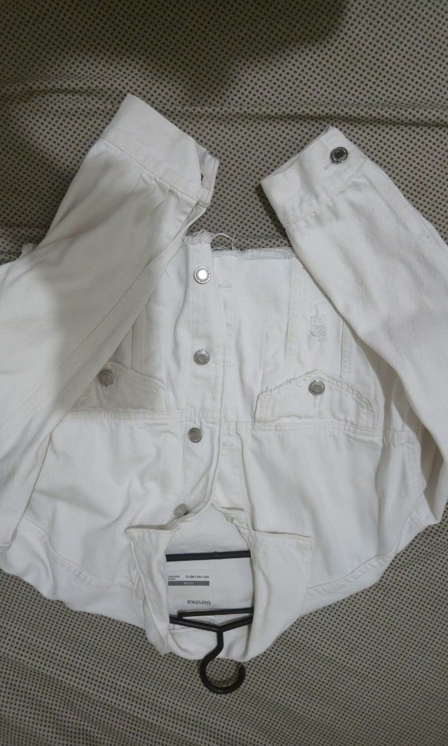Bershka Oversized Jacket (crop top) (Category: Coats, Jackets and Outerwear) located in Paranaque City. Submitted by mhelai08.collections (Listing ID 1467845081, Image 2). Description: size small original bershka denim white oversized fitting. Ideally up to M frame loc is Paranaque.