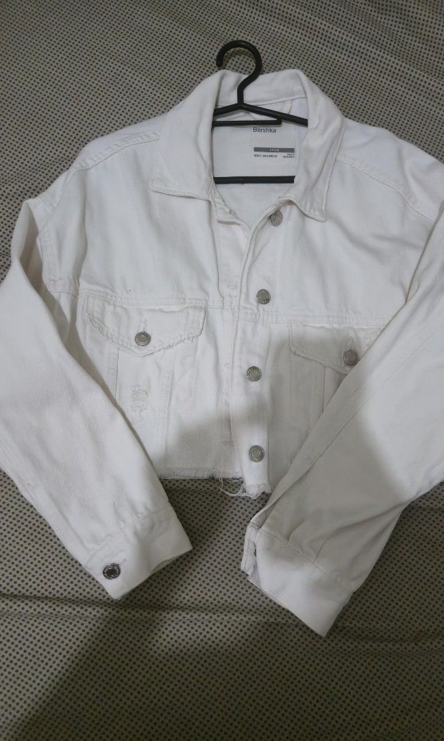 Bershka Oversized Jacket (crop top) (Category: Coats, Jackets and Outerwear) located in Paranaque City. Submitted by mhelai08.collections (Listing ID 1467845081, Image 1). Description: size small original bershka denim white oversized fitting. Ideally up to M frame loc is Paranaque.