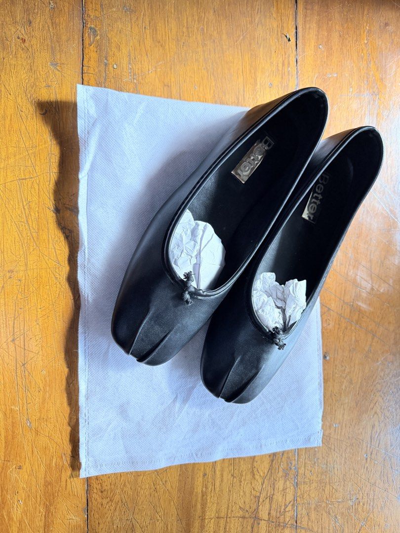 Better Shoes - Black Flats (Category: Flats & Sandals) located in Quezon City. Submitted by margostte (Listing ID 1467909280, Image 2). Description: Better Shoes Kai Flats - Vietnam footwear brand Size: 39 Condition: Used once, pristine condition! RFS: impulse buy, I have shoes with similar styles .